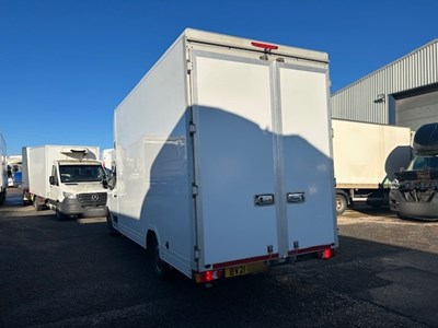 Lot 21 - 2021 Renault Master Low Rider Luton Box Van Euro 6