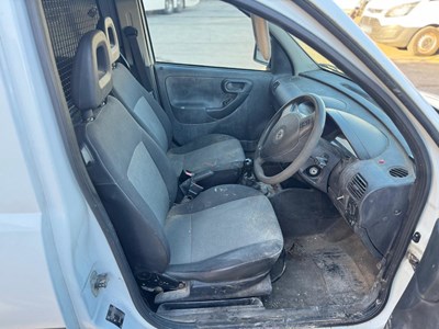 Lot 27 - 2011 Vauxhall Combo 2000 CDTI 16V Panel Van Euro 4