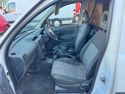 Lot 27 - 2011 Vauxhall Combo 2000 CDTI 16V Panel Van Euro 4