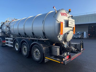 Lot 40 - 2005 Whale Stainless Steel Vacuum Tanker