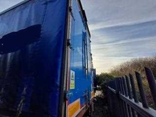 Lot 63 - 2011 Montracon Tri-Axle Curtainsider Straight Frame Trailer